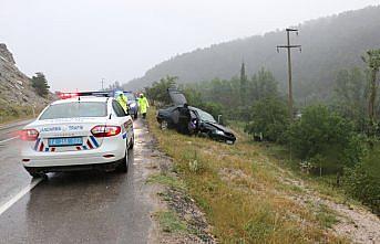 Mudurnu'da otomobil trafik tabelasına çarptı: 3 yaralı