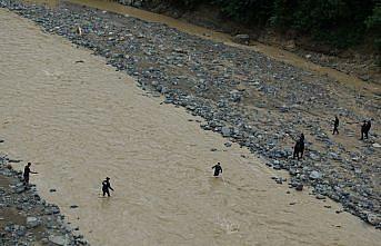 Murgul'daki selde kaybolan kişiyi arama çalışmaları sürüyor