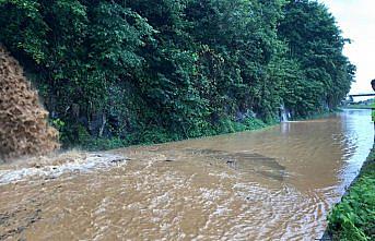Rize'nin Pazar ilçesinde sağanak dolayısıyla dere taştı