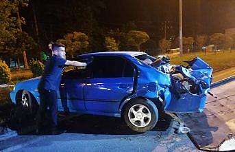 Samsun'da ağaca çarpan otomobilin sürücüsü yaralandı