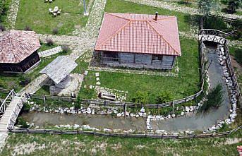 Samsun'da ahşap yapılardan oluşturulan Ambarköy ziyaretçilerini bekliyor