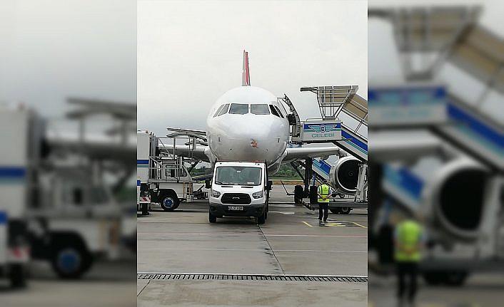 Samsun'da iniş sırasında kuşa çarpan uçağın burnunda ezik oluştu