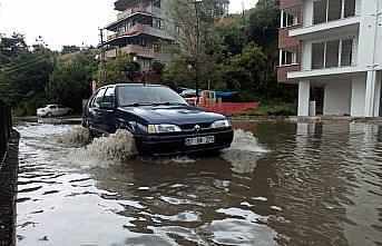 Sinop'ta sağanak trafikte aksamalara neden oldu, denizde hortum oluştu