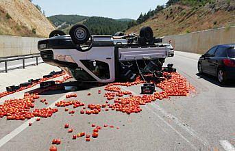 Tokat'ta devrilen kamyonetten yola dökülen domatesleri trafik polisleri topladı