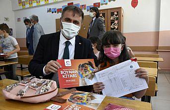 Trabzon ve Gümüşhane'de okullarda öğrenciler karne heyecanı yaşadı