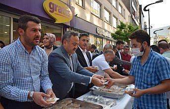 AK Parti Karabük teşkilatı vatandaşlara aşure ikram etti