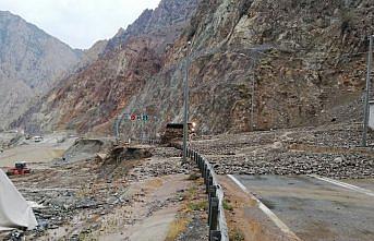 Artvin-Erzurum karayolu heyelan nedeniyle ulaşıma kapandı