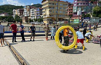 Ayancık Köprüsü'nde yardım için insan zinciri oluşturuldu