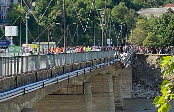 Ayancık'ta selden zarar gören köprü yaya trafiğine kapatıldı