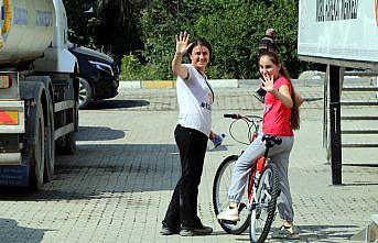 Bakan Kurum, sel sularında bisikleti kaybolan Hira'nın yüzünü güldürdü