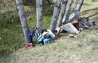 Bayburt'ta devrilen traktörün altında kalan sürücü yaralandı