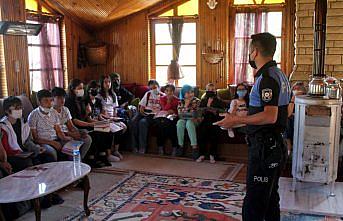 Bayburt'taki Orman Okulu telafi döneminde öğrencilere 