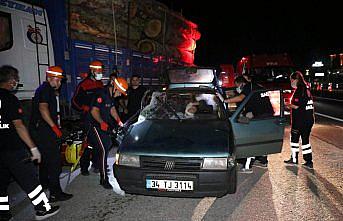 Bolu Dağı'nda tomruk kamyonuna çarpan otomobildeki bir kişi yaralandı