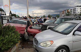 Bolu'da otomobil park halindeki 3 araca çarptı: 1 yaralı