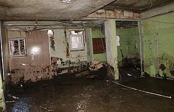 Bozkurtlu esnaf Kalafat, sel felaketinden merdivenin demirlerine tutunarak kurtuldu: