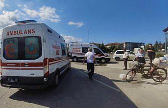 Düzce'de motosiklet ile bisikletin çarpıştığı kaza güvenlik kamerasına yansıdı