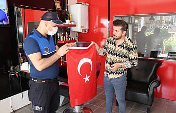 Erbaa Belediyesi Zafer Bayramı dolayısıyla esnafa Türk bayrağı dağıttı