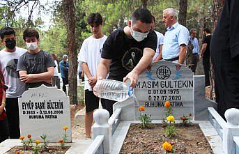 Gazeteci, yazar ve eğitmen Asım Gültekin kabri başında anıldı