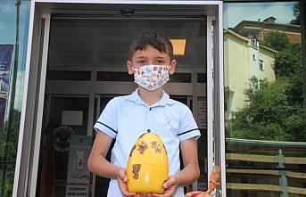 Giresun'da ilkokul öğrencisi, kumbarasında biriktirdiği parayı afetzedelere bağışladı