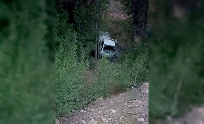 Gümüşhane'de kamyonet şarampole devrildi: 2 yaralı