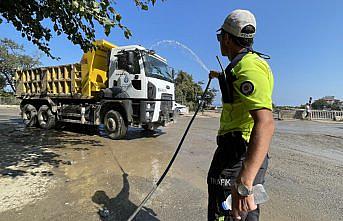 Kastamonu'da sel bölgesinde kullanılan hafriyat araçlarının kirlenen camları polis yardımıyla temizleniyor