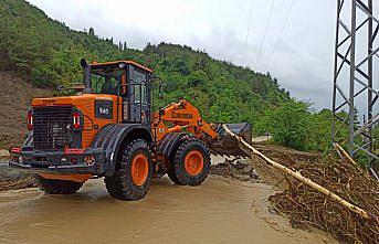 Kastamonu'da sel nedeniyle kapanan yolu açma çalışması yürütülüyor