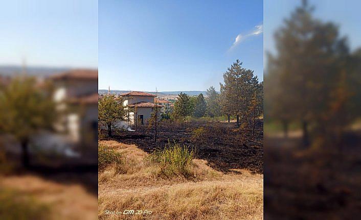 Kastamonu'da trafodan mezarlığa sıçrayan yangın söndürüldü