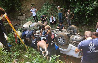 Rize'de çay yüklü kamyonet dereye devrildi: 5 yaralı