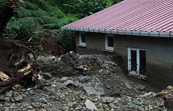 Rize'de heyelan nedeniyle bir okulun bahçesi çöktü