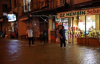 Rize'nin Pazar ilçesinde şiddetli yağış nedeniyle bazı ev ve iş yerlerini su bastı