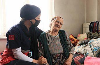 Sağlıkçıların sel bölgesinde ulaştığı 88 yaşındaki Behiye Yıldırım gözyaşlarını tutamadı: