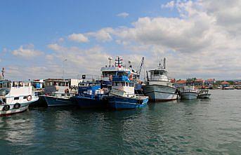 Samsun'da balıkçılar, kum birikmesi nedeniyle sorun yaşadıkları liman girişinin temizlenmesi istiyor