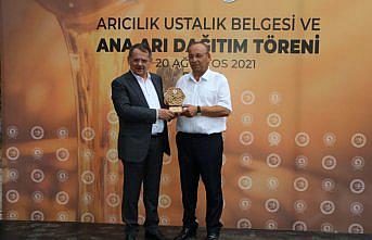 Samsun'da ustalık belgesi almaya hak kazanan arıcılara ana arı dağıtıldı