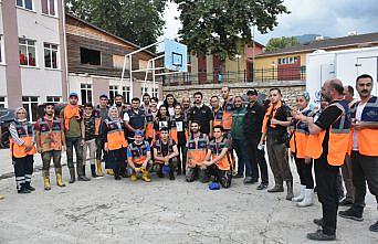 Sanatçı ve AFAD gönüllüsü Murat Kekilli, sel felaketinin yaşandığı Bozkurt'u ziyaret etti:
