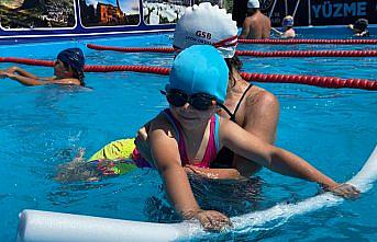 Şebinkarahisar'da çocuklar portatif havuz ile yüzme öğreniyor