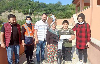 Sel sularına kapılan bisikleti için gözyaşı döken Efe Osman'ın yüzü hediye edilen yenisiyle güldü