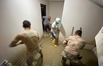 Sinop'un Ayancık ilçesinde Mehmetçik vatandaşın yaralarını sarıyor