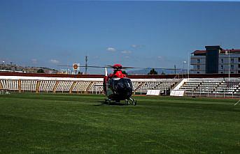 Tokat'ta ambulans helikopter, minibüsün çarptığı yaşlı kadın için havalandı