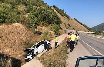 Tokat'ta istinat duvarına çarpan otomobildeki çift yaralandı