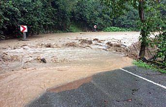 Ünye'de sağanak hayatı olumsuz etkiledi