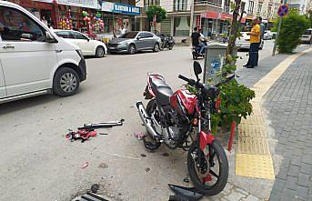 Vezirköprü'de otomobilin çarptığı motosiklet sürücüsü yaralandı