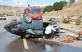 Amasya'da devrilen otomobilin sürücüsü yara almadan kurtuldu
