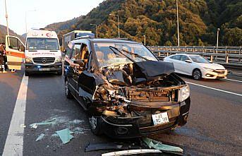 Anadolu Otoyolu'nda kamyonet tıra çarptı: 2 yaralı