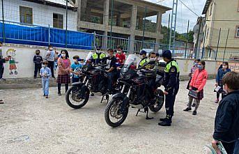 Artvin'de jandarma ekipleri çocukları kişisel güvenlik konusunda bilgilendiriyor