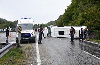 Bartın'da işçi servisinin devrildiği kazada 11 kişi yaralandı