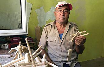 Çiftçilik yaparken kullandığı tarım aletlerinin minyatürünü yapıyor
