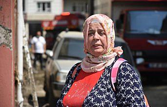 Çocuklar korkmasın diye sel felaketini 