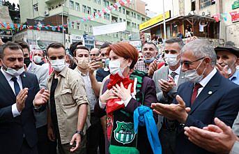 İYİ Parti Genel Başkanı Meral Akşener Artvin'de esnafı ziyaret etti
