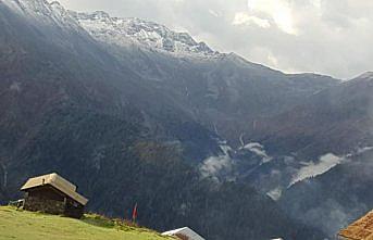 Kaçkarlar'ın zirvesine kar yağdı