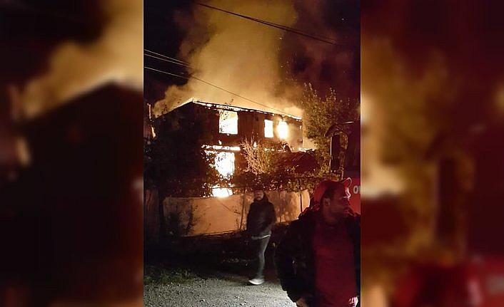 Karabük’te çıkan yangında tek katlı ev kullanılamaz hale geldi